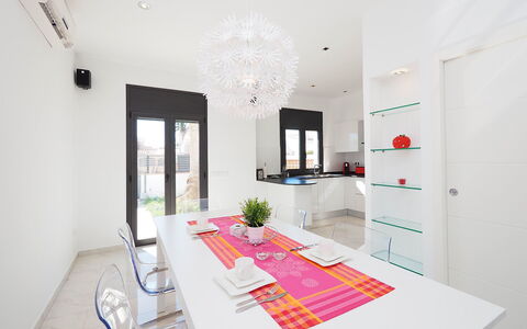 Alberes: Bianca, Camera, Proprietà, Interior Design, Mobilia, Casa, Costruzione, Soffitto, Tavolo, Casa