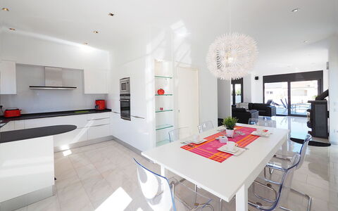 Alberes: Proprietà, Bianca, Camera, Interior Design, Mobilia, Costruzione, Casa, Cucina, Tavolo, Casa