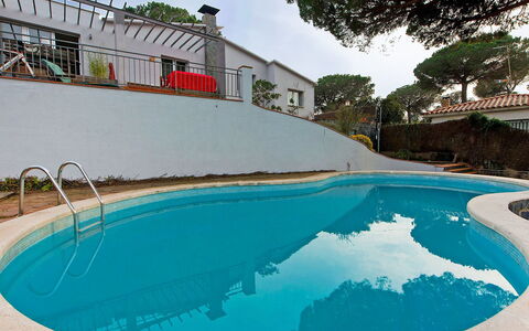 Ginesteres: Acqua, Cielo, Piscina, Azzurro, Costruzione, Pianta, Albero, Shade, Nube, Aqua