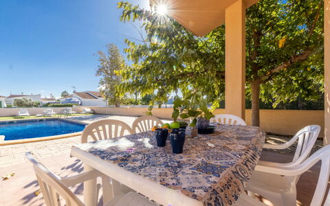Alex: Mobilia, Acqua, Cielo, Proprietà, Tavolo, Pianta, Azzurro, Interior Design, Mobili Da Esterno, Costruzione