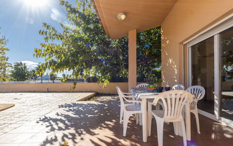 Alex: Mobilia, Pianta, Costruzione, Tavolo, Luce, Cielo, Sedia, Shade, Albero, Legna