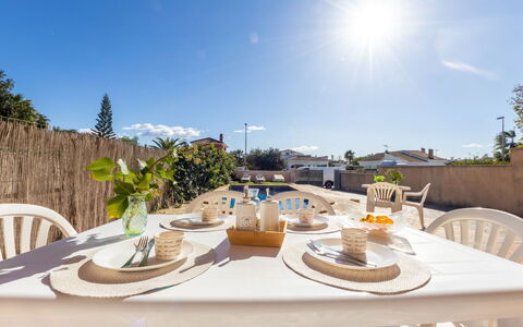 Hector: Tavolo, Cielo, Tavola, Mobilia, Sedia, Pianta, Mobili Da Esterno, Dishware, Tavolo Esterno, Interior Design