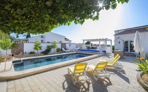 La Grippiere: Piscina, Ricorrere, Estate, Pianta Della Casa, Vaso Di Fiori, Hotel, Villa, Eco Hotel, Cortile, Hacienda