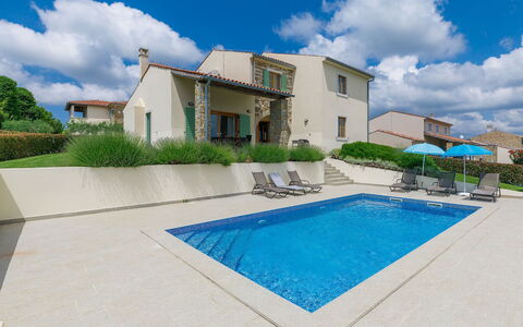 Stuartma: Nube, Cielo, Acqua, Pianta, Costruzione, Proprietà, Azzurro, Piscina, Finestra, Shade