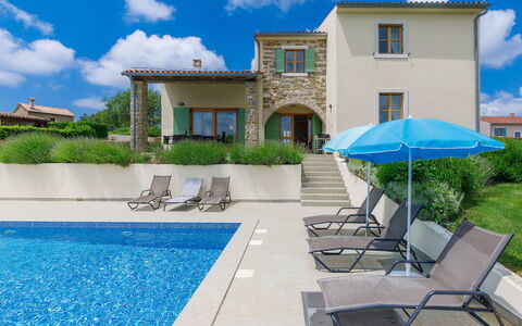 Stuartma: Nube, Cielo, Pianta, Blu, Mobilia, Costruzione, Azzurro, Sedia, Finestra, Acqua