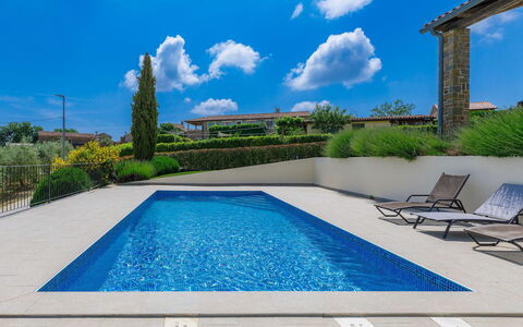 Stuartma: Nube, Cielo, Acqua, Pianta, Giorno, Proprietà, Piscina, Blu, Luce, Azzurro