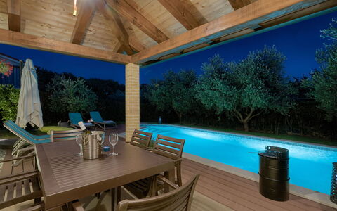 Marina: Tavolo, Mobilia, Proprietà, Piscina, Sedia, Mobili Da Esterno, Illuminazione, Shade, Interior Design, Acqua