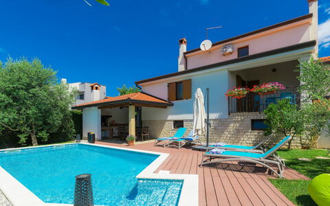 Marina: Costruzione, Cielo, Proprietà, Mobilia, Verde, Pianta, Acqua, Azzurro, Natura, Blu