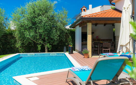 Marina: Pianta, Acqua, Proprietà, Costruzione, Piscina, Blu, Verde, Cielo, Azzurro, Shade