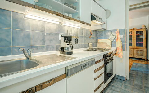 Iris Croatica: Cabinetry, Controsoffitto, Rubinetto, Lavello, Lavandino Della Cucina, Idraulico Fixture, Cucina, Legna, Interior Design, Pavimentazione
