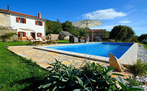 Stancija Negri: Cielo, Pianta, Acqua, Proprietà, Nube, Piscina, Finestra, Azzurro, Costruzione, Rettangolo