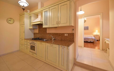 Opatija 134: Cabinetry, Controsoffitto, Mobilia, Proprietà, Lavello, Rubinetto, Idraulico Fixture, Legna, Cucina, Costruzione