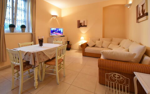 Opatija 134: Tavolo, Mobilia, Proprietà, Divano, Cornice, Legna, Tessile, Interior Design, Finestra, Illuminazione