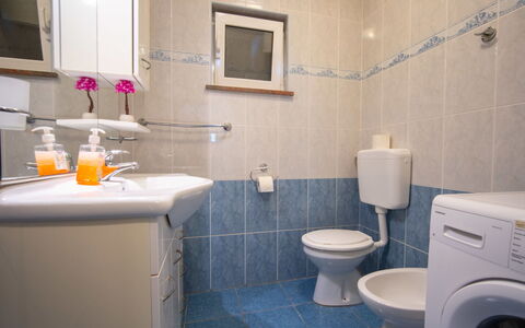 Karlobag 202: Specchio, Lavello, Idraulico Fixture, Viola, Bagno, Rubinetto, Nero, Toilet Seat, Illuminazione, Architettura