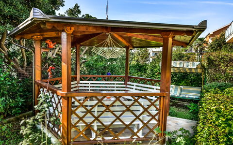 Lidija: Pianta, Cielo, Legna, Rettangolo, Shade, Albero, Struttura Esterna, Erba, Gazebo, Tempo Libero