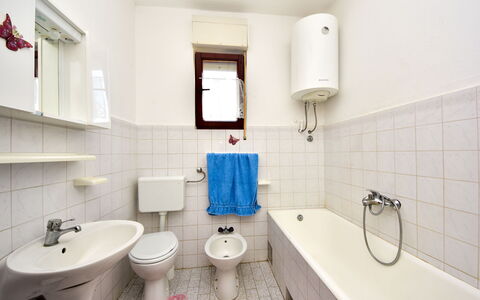 Lidija: Rubinetto, Idraulico Fixture, Lavandino Del Bagno, Lavello, Proprietà, Specchio, Viola, Bagno, Nero, Interior Design
