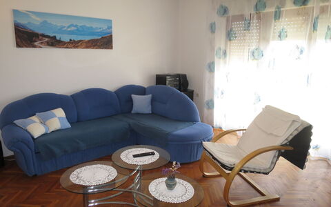 Lidija: Marrone, Mobilia, Proprietà, Divano, Tavolo, Blu, Legna, Comfort, Interior Design, Illuminazione