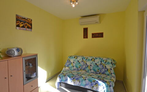 Lidija: Mobilia, Proprietà, Cabinetry, Azzurro, Comfort, Legna, Interior Design, Illuminazione, Cassetto, Cuscino