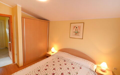 Lidija: Proprietà, Luce, Comfort, Legna, Illuminazione, Arancia, Interior Design, Pavimento