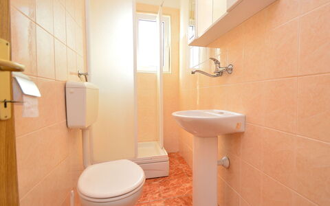 Ena: Marrone, Proprietà, Idraulico Fixture, Lavello, Bagno, Viola, Toilet Seat, Interior Design, Architettura