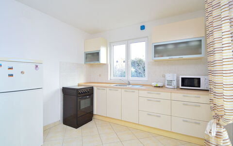 Ena: Cabinetry, Mobilia, Controsoffitto, Finestra, Rubinetto, Costruzione, Lavello, Cassetto, Illuminazione, Legna