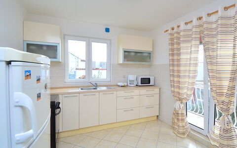 Ena: Cabinetry, Proprietà, Costruzione, Lavandino Della Cucina, Finestra, Controsoffitto, Rubinetto, Lavello, Interior Design, Illuminazione