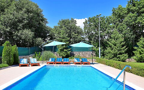 Bili Dvori: Acqua, Pianta, Proprietà, Piscina, Mobilia, Albero, Azzurro, Cielo, Sedia, Shade