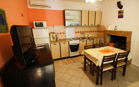 Korčula Prigradica 300: Proprietà, Tavolo, Televisione, Interior Design, Legna, Pavimento, Pavimentazione, Cornice, Parete, Elettrodomestico