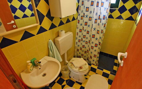 Korčula Prigradica 300: Specchio, Rubinetto, Lavello, Lavandino Del Bagno, Idraulico Fixture, Proprietà, Bagno, Viola, Blu, Nero