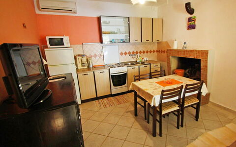 Korčula Prigradica 300: Proprietà, Legna, Interior Design, Tavolo, Elettrodomestico, Pavimentazione, Pavimento, Cucina, Latifoglie, Elettrodomestico Da Cucina