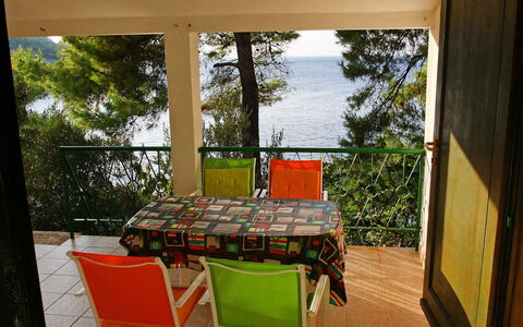 Korčula Prigradica 300: Mobilia, Tavolo, Pianta, Sedia, Costruzione, Shade, Legna, Albero, Interior Design, Tavolo Esterno