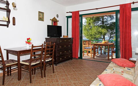 Korčula Prigradica 300: Tavolo, Mobilia, Proprietà, Cabinetry, Cornice, Legna, Soggiorno, Illuminazione, Sedia, Cassetto