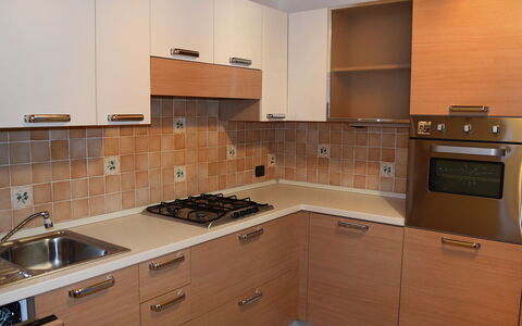 Piazzetta: Marrone, Cabinetry, Controsoffitto, Lavandino Della Cucina, Mobilia, Lavello, Costruzione, Stufa A Gas, Elettrodomestico Da Cucina, Cucina Stufa