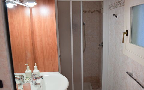 Piazzetta: Marrone, Lavello, Proprietà, Rubinetto, Idraulico Fixture, Bagno, Lavandino Del Bagno, Specchio, Legna