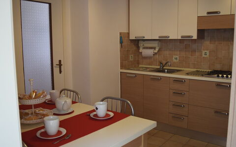 Piazzetta: Costruzione, Tavolo, Proprietà, Cabinetry, Mobilia, Lavandino Della Cucina, Lavello, Dishware, Rubinetto, Legna