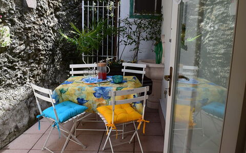 Piazzetta: Tavolo, Mobilia, Pianta, Sedia, Vaso Di Fiori, Azzurro, Costruzione, Tavolo Esterno, Mobili Da Esterno, Interior Design