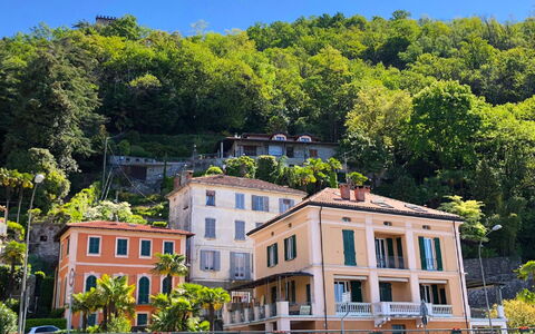 Piazzetta: Cielo, Costruzione, Pianta, Giorno, Finestra, Verde, Albero, Urban Design, Casa, Paesaggio Naturale