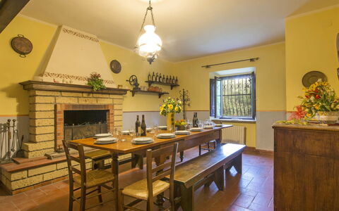 Villa Etrusca: Camera, Proprietà, Mobilia, Costruzione, Interior Design, Controsoffitto, Cucina, Giallo, Soffitto, Sala Da Pranzo