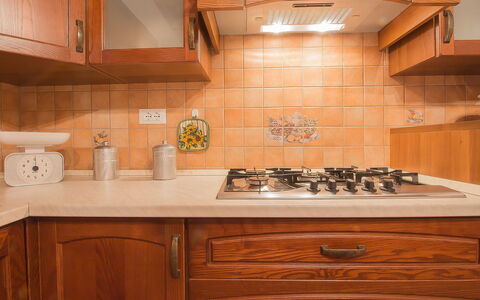 Podere la Quercia: Controsoffitto, Cabinetry, Camera, Cucina, Proprietà, Piastrella, Mobilia, Illuminazione, Pavimento, Color Legno