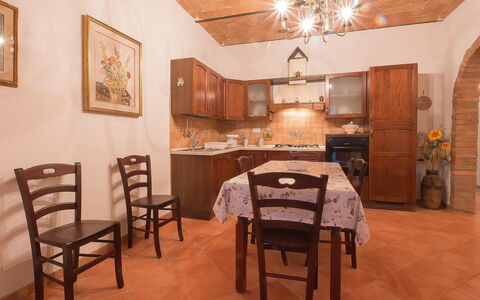 Podere la Quercia: Camera, Proprietà, Mobilia, Costruzione, Sala Da Pranzo, Interior Design, Tavolo, Immobiliare, Pavimento, Soffitto