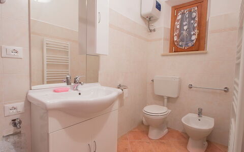 Podere la Quercia: Bagno, Proprietà, Camera, Parete, Idraulico Fixture, Gabinetto, Interior Design, Architettura, Bidet, Immobiliare