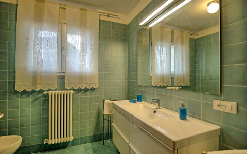 Villa Gaville: Bagno, Camera, Proprietà, Interior Design, Mobiletto Del Bagno, Piastrella, Bagno Accessorio, Illuminazione, Costruzione, Idraulico Fixture