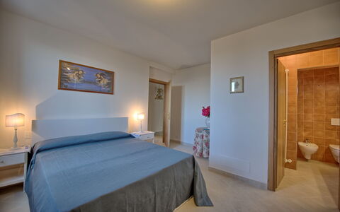 Villa Gaville: Camera Da Letto, Letto, Camera, Mobilia, Proprietà, Lenzuolo, Telaio Del Letto, Interior Design, Pavimento, Soffitto