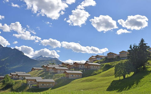 Maiensäss Superior: Nube, Cielo, Proprietà, Montagna, Pianta, Ecoregione, Paesaggio Naturale, Azzurro, Ambiente Naturale, Casa