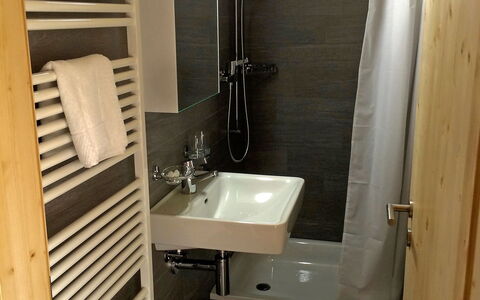Maiensäss Superior: Marrone, Rubinetto, Specchio, Idraulico Fixture, Lavandino Del Bagno, Lavello, Proprietà, Bagno, Legna, Interior Design