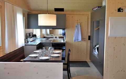 Maiensäss Superior: Cabinetry, Mobilia, Controsoffitto, Costruzione, Tavolo, Frigorifero, Sedia, Elettrodomestico Da Cucina, Cucina, Legna