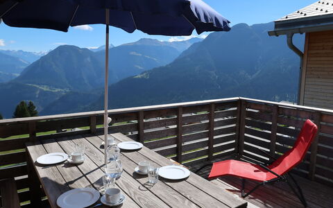 Maiensäss Superior: Cielo, Mobilia, Proprietà, Tavolo, Bianca, Luce, Montagna, Shade, Sedia, Mobili Da Esterno
