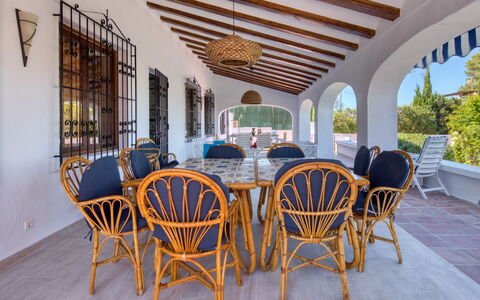 Cala Vista: Tavolo, Mobilia, Pianta, Sedia, Legna, Mobili Da Esterno, Portico, Tavolo Esterno, Costruzione, Interior Design