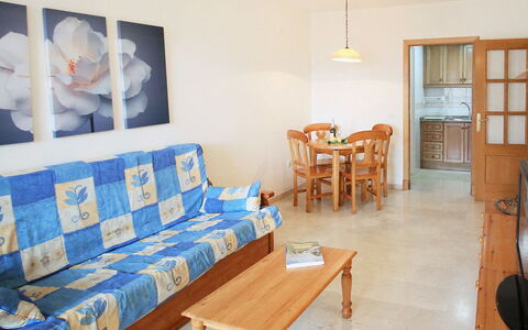 Benidorm 700: Tavolo, Mobilia, Divano, Interior Design, Legna, Comfort, Pavimento, Pavimentazione, Soggiorno, Costruzione