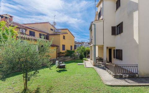 Zrinka: Pianta, Costruzione, Cielo, Finestra, Casa, Vegetazione, Albero, Biome, Quartiere